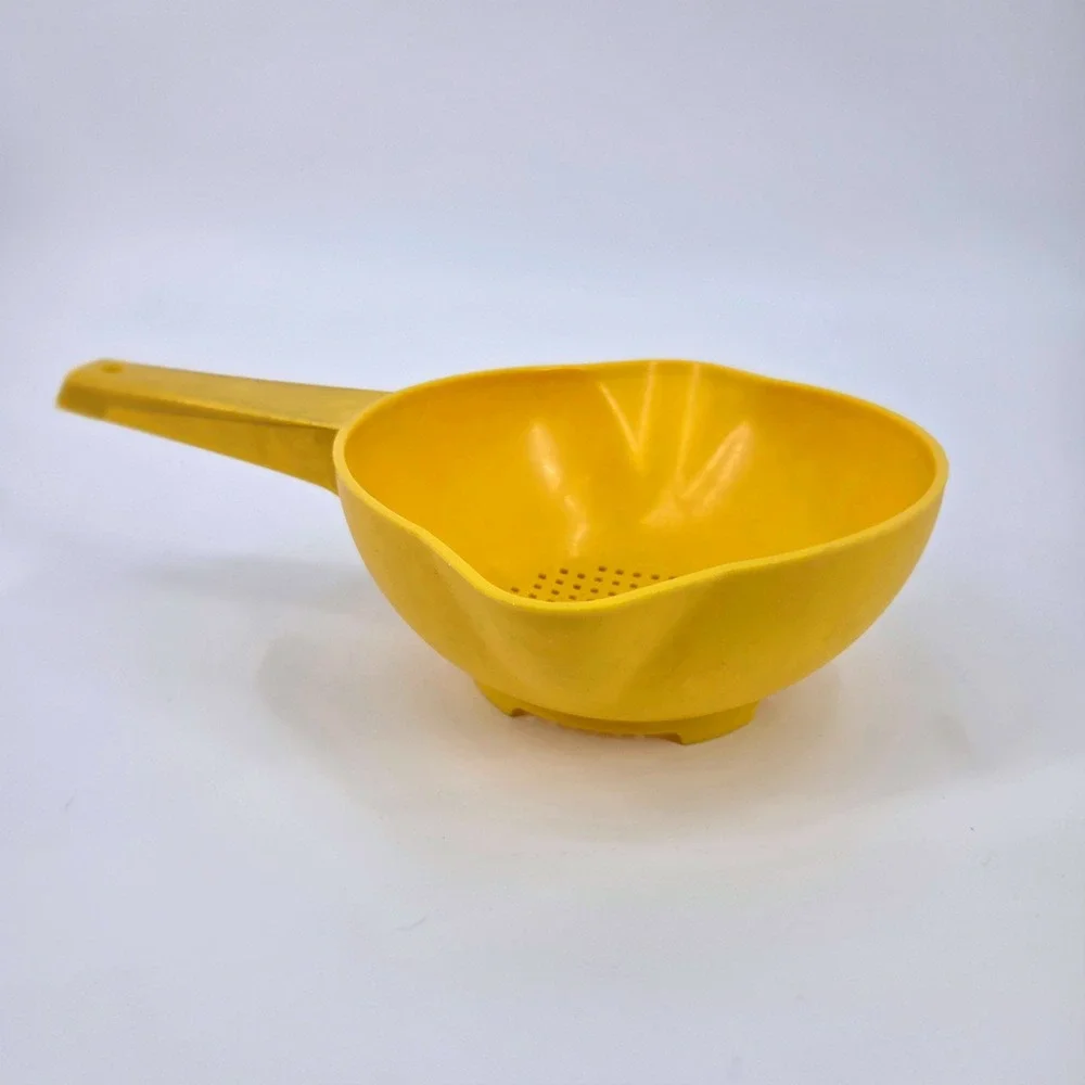 Vintage Tupperware #1200 Yellow 1‎ Quart Colander Strainer with Handle